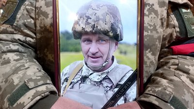 "Ми будемо згадувати його, поки будемо живі". У Сумах поховали старшого сержанта Ігоря Дудка