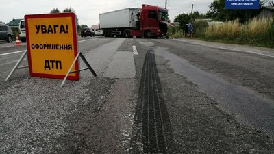 Потрійна ДТП на київській трасі: травмовані 9 пасажирів автобуса, що їхав до Чернігова Потрійна ДТП на київській трасі: травмовані 9 пасажирів автобуса, що їхав до Чернігова