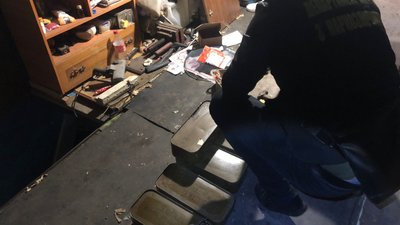 На Дніпропетровщині у 60-річного чоловіка, якого підозрюють у збуті наркотиків, вилучили понад 5 тисяч набоїв