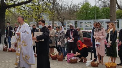 Маски та соціальна дистанція: як на Херсонщині відзначили Великдень