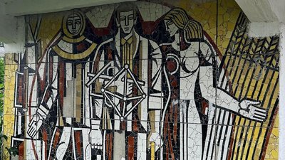 "Мозаїки — це не "совок", їх робили українці для українських міст і сіл". Як дизайнерка чистить мозаїки у селах Буковини "Мозаїки — це не "совок", їх робили українці для українських міст і сіл". Як дизайнерка чистить мозаїки у селах Буковини
