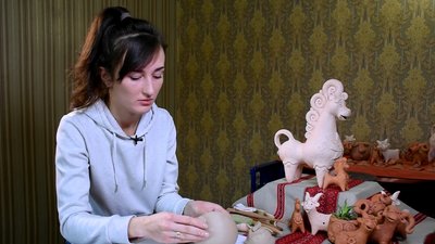 Вікторія Григоренко-Громова робить копілку Вікторія Григоренко-Громова робить копілку