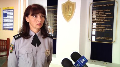 У Житомирі чоловік лопатою побив вікна багатоповерхівки на Польському бульварі У Житомирі чоловік лопатою побив вікна багатоповерхівки на Польському бульварі