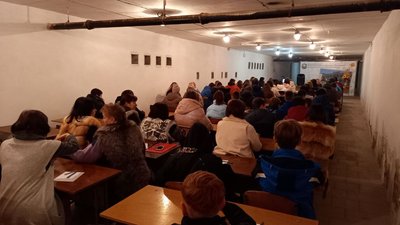 "Це наш внесок до перемоги": у Валківській громаді писали радіодиктант у бомбосховищі