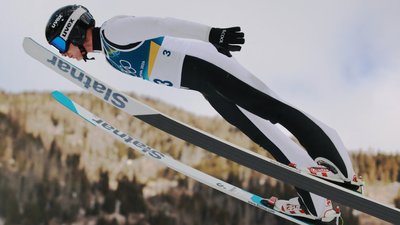 Дмитро Мазурчук під час змагання в лижному двоборстві на великому трампліні на Олімпіаді