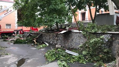 У Кропивницькому вітер пошкодив дах 20 будинкам. Як ліквідовують наслідки вчорашнього буревію У Кропивницькому вітер пошкодив дах 20 будинкам. Як ліквідовують наслідки вчорашнього буревію
