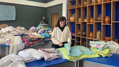 Студентка готує тканину для маскувальних сіток Студентка готує тканину для маскувальних сіток