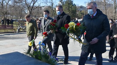 У Миколаєві двома окремими заходами відзначали день народження кобзаря влада та рухівці У Миколаєві двома окремими заходами відзначали день народження кобзаря влада та рухівці