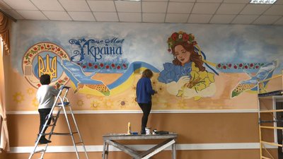 Малюють мир в Україні: у черкаській школі педагоги створюють мурал