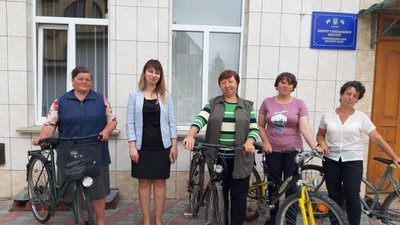У Теребовлянській громаді соцпрацівники їздять до пенсіонерів на велосипедах У Теребовлянській громаді соцпрацівники їздять до пенсіонерів на велосипедах