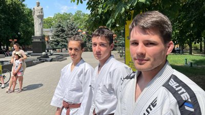 Олег Ніколаєв разом зі спорстменами Олег Ніколаєв разом зі спорстменами