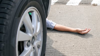 Автомобіль наїхав на жінку-пішохода у Чернігові, вона у лікарні