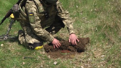 На півночі Житомирщини сапери територіальної оборони проводять роботи з розмінування На півночі Житомирщини сапери територіальної оборони проводять роботи з розмінування
