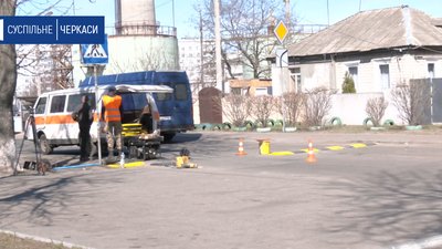 Біля черкаської школи встановили "лежачих поліцейських" та фігури дітей Біля черкаської школи встановили "лежачих поліцейських" та фігури дітей