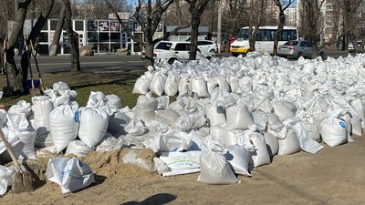 У Черкасах волонтери заготовляють пісок для укріплень
