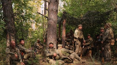 військові