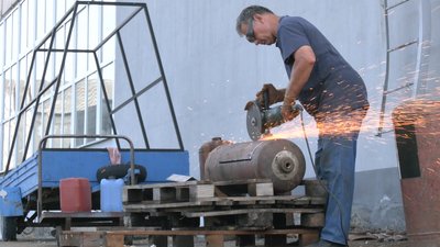 Черкаські волонтери шукають газові балони для виготовлення буржуйок на передову: попит на грубки зростає