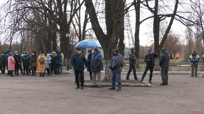 "Руки геть від «Черкасиводоканалу»": дві сотні комунальників вийшли на акцію протесту "Руки геть від «Черкасиводоканалу»": дві сотні комунальників вийшли на акцію протесту