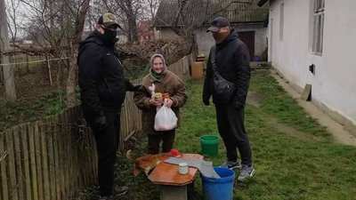 Робимо свій маленький внесок, - як франківські атовці допомагають людям під час карантину Робимо свій маленький внесок, - як франківські атовці допомагають людям під час карантину