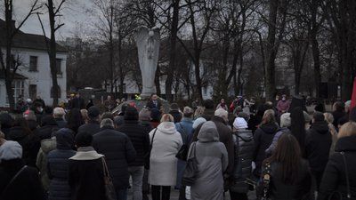 Житомиряни з лампадками та квітами прийшли вшанувати пам'ять жертв голодоморів Житомиряни з лампадками та квітами прийшли вшанувати пам'ять жертв голодоморів