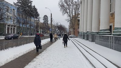 Снігопад у Вінниці: як комунальники прибирають місто Снігопад у Вінниці: як комунальники прибирають місто