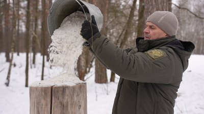 Як допомагають перезимувати лісовим звірям на Конотопщині Як допомагають перезимувати лісовим звірям на Конотопщині