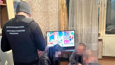 Обшуки на Волині: викрили незаконну схему продажу бурштину Обшуки на Волині: викрили незаконну схему продажу бурштину