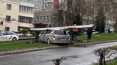 У Тернополі електроопора впала на автомобіль У Тернополі електроопора впала на автомобіль