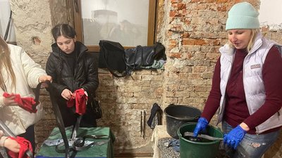 У Коломиї на Франківщині волонтери виготовляють джгути для українських військових