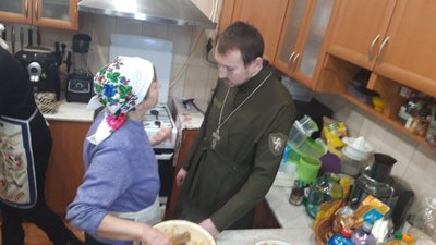 Черкаські віряни наліпили вареників для бійців на Сході України Черкаські віряни наліпили вареників для бійців на Сході України