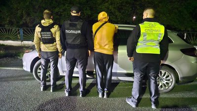 35 тисяч доларів за подорож: на Закарпатті СБУ затримала підозрюваного у переправленні чоловіків через кордон 35 тисяч доларів за подорож: на Закарпатті СБУ затримала підозрюваного у переправленні чоловіків через кордон