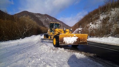 На дорогах Закарпаття впродовж останньої доби працювало три десятки одиниць техніки