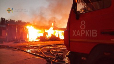 У Харкові спалахнув склад з деревиною: вогонь гасять 70 рятувальників та пожежний потяг У Харкові спалахнув склад з деревиною: вогонь гасять 70 рятувальників та пожежний потяг