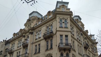 У львівському історичному будинку встановили пластикові вікна та пошкодили фасад У львівському історичному будинку встановили пластикові вікна та пошкодили фасад