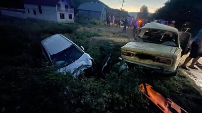 У ДТП на Закарпатті загинули дві людини, троє — отримали травми У ДТП на Закарпатті загинули дві людини, троє — отримали травми