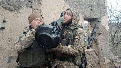 Військовий з побратимом Військовий з побратимом