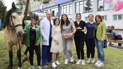 У Львові 11-річна Вероніка з Вугледара на День народження зустрілась з оборонцем її міста У Львові 11-річна Вероніка з Вугледара на День народження зустрілась з оборонцем її міста