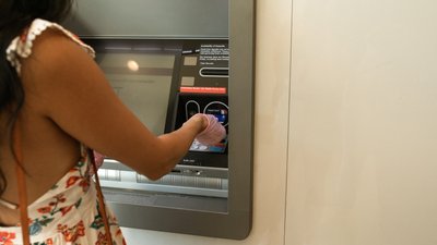Витратила три тисячі гривень: у Вінниці жінка розраховувалася в магазинах знайденою у банкоматі карткою