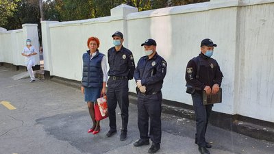 Миколаївський центр лікування інфекційних хвороб обшукують поліцейські Миколаївський центр лікування інфекційних хвороб обшукують поліцейські