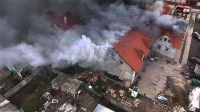 Площа пожежі 400 квадратних метрів. На Миколаївщині горить молитовний будинок Площа пожежі 400 квадратних метрів. На Миколаївщині горить молитовний будинок