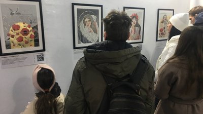 "Речі, які сильніші за страх і війну" У Сумах відкрили виставку Яни Совенко "Речі, які сильніші за страх і війну" У Сумах відкрили виставку Яни Совенко