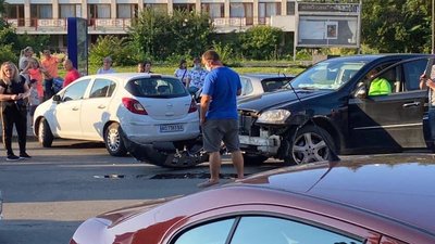 Нетверезий водій в'їхав в автобус на вулиці Льва Толстого в Ужгороді Нетверезий водій в'їхав в автобус на вулиці Льва Толстого в Ужгороді