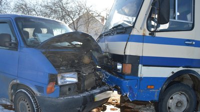 На Львівщині зіткнулись маршрутка та мікроавтобус: травмований водій
