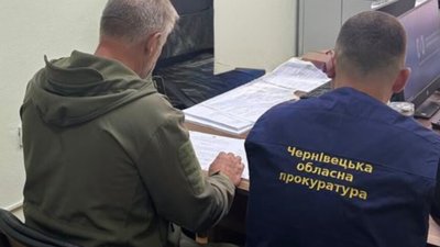Фото з місця повідомлення про підозру