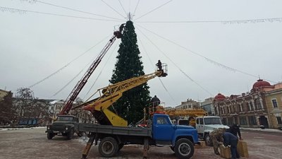 У Кропивницькому розбирають головну ялинку області