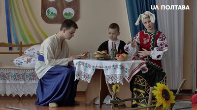 Учні полтавської спецшколи-інтернату для глухих представили виставу "Наймичка" Учні полтавської спецшколи-інтернату для глухих представили виставу "Наймичка"