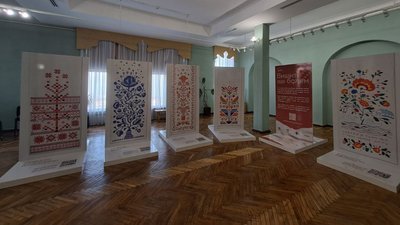 Історії про сексуальне насильство, скоєне російськими військами. У Кропивницькому презентували виставку "Вишиті болем" Історії про сексуальне насильство, скоєне російськими військами. У Кропивницькому презентували виставку "Вишиті болем"