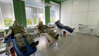"Війна не закінчується і постійна є потреба": волинські прикордонники здали кров для цивільних та військових "Війна не закінчується і постійна є потреба": волинські прикордонники здали кров для цивільних та військових