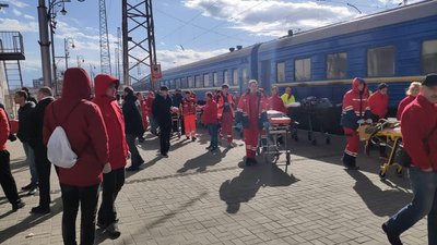 До Львова прибув потяг із евакуйованими з Краматорська: поранених госпіталізують До Львова прибув потяг із евакуйованими з Краматорська: поранених госпіталізують