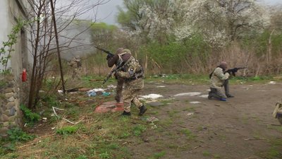 У Хмельницькому бійці добровольчого формування отримують військові навички
